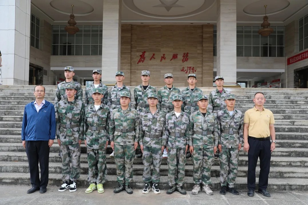 beat365平台官方网站领导赴预定新兵役前训练基地慰问学生