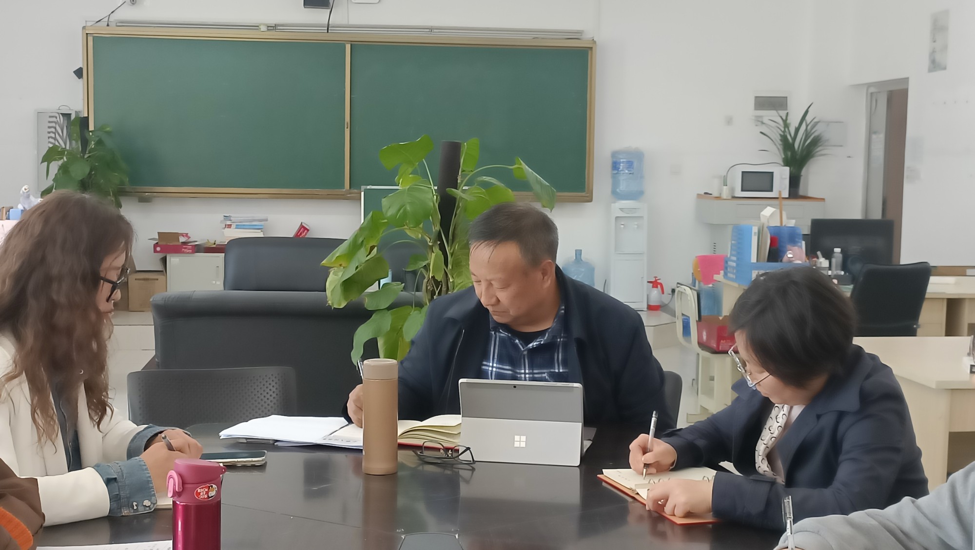 1744616228569049510.jpg 4.jpg